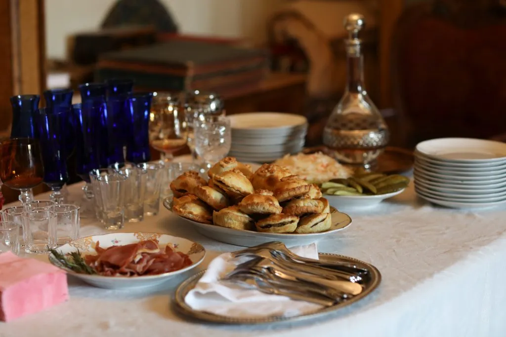 Встреча пробки, вина и бутылки